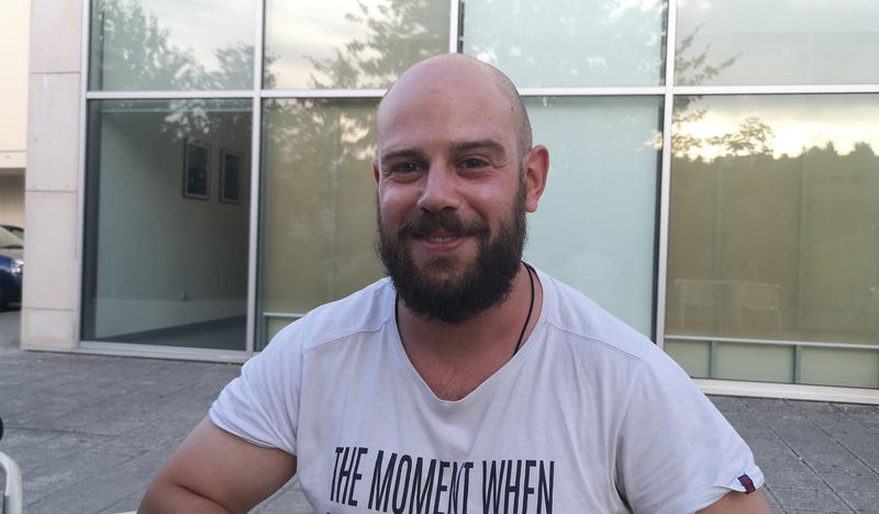 Com pipas de vinho a fazer música contando estórias de gente verdadeira