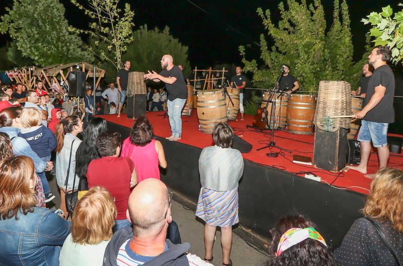 Com pipas de vinho a fazer música contando estórias de gente verdadeira