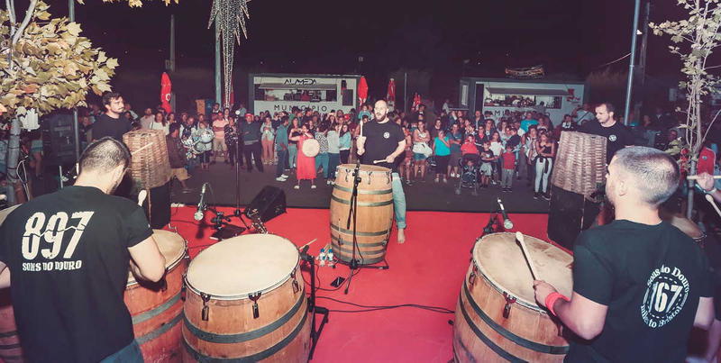 Com pipas de vinho a fazer música contando estórias de gente verdadeira