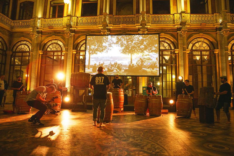 Com pipas de vinho a fazer música contando estórias de gente verdadeira