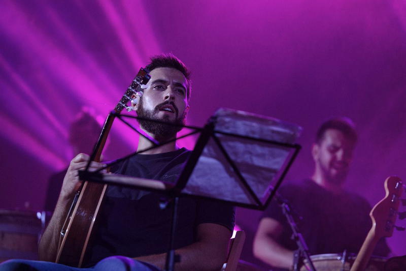 Com pipas de vinho a fazer música contando estórias de gente verdadeira