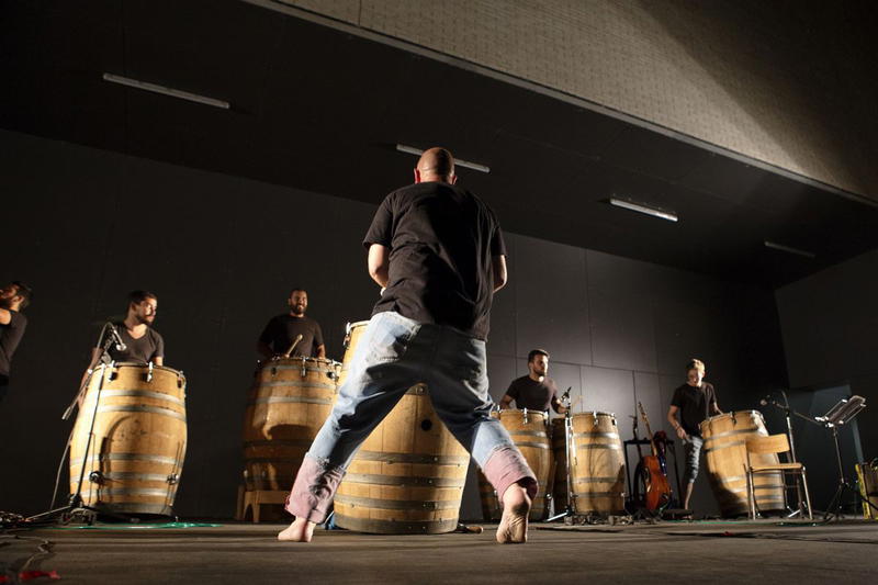 Com pipas de vinho a fazer música contando estórias de gente verdadeira