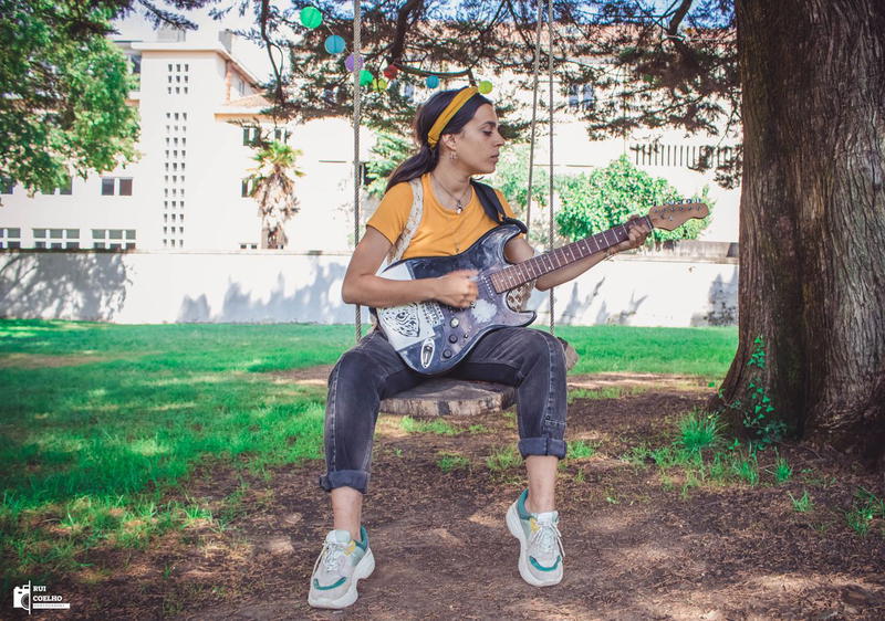 A surpresa está no uso da voz e da loopstation como acto criativo