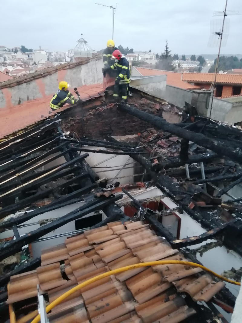 Incêndio provoca uma mulher desalojada de 77 anos