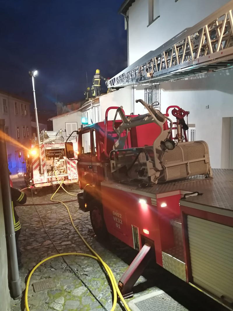 Incêndio provoca uma mulher desalojada de 77 anos