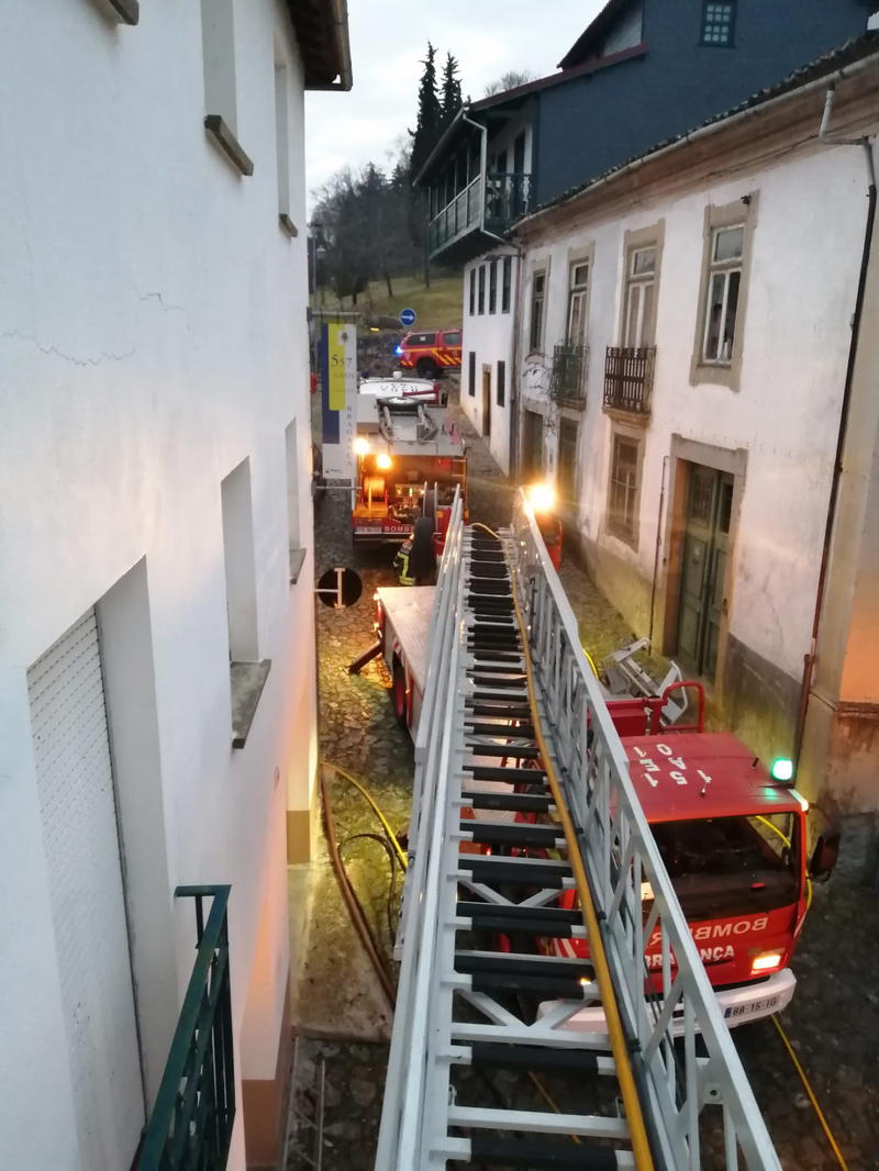 Incêndio provoca uma mulher desalojada de 77 anos