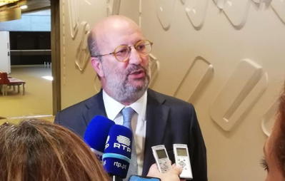 Ministro afirma que contratos de minas foram "decisão administrativa"
