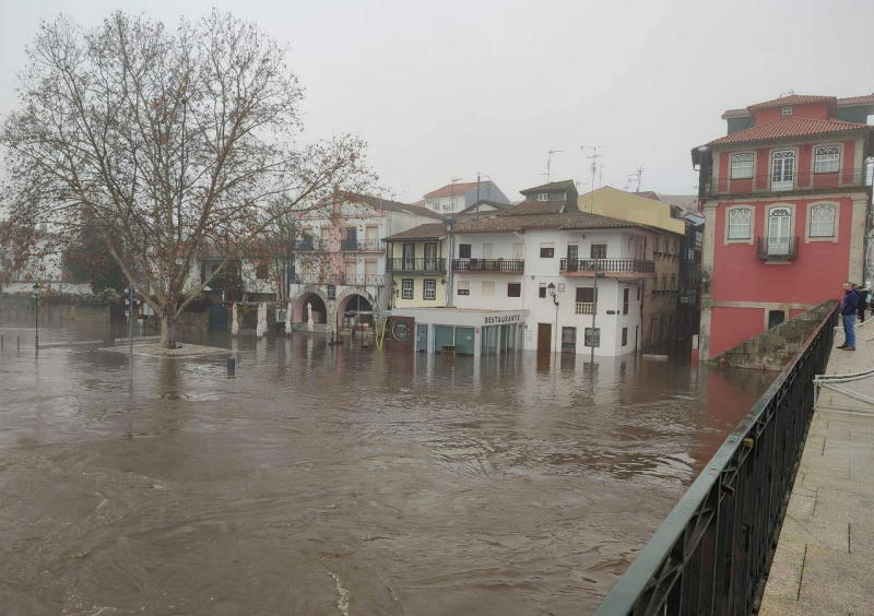 Tâmega galgou margens e atingiu zona comercial em Chaves