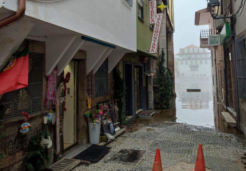 Comerciantes de Chaves esperam descida do rio para contabilizar estragos