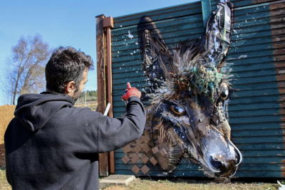 Bordalo II instala em Vimioso dois murais dedicados ao burro de Miranda