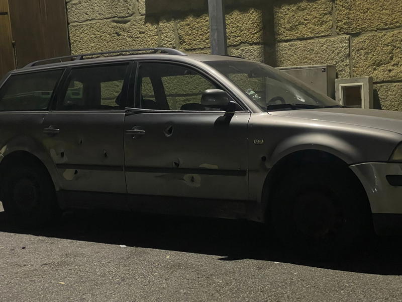 Carrinha atingida com vários tiros em Valpaços