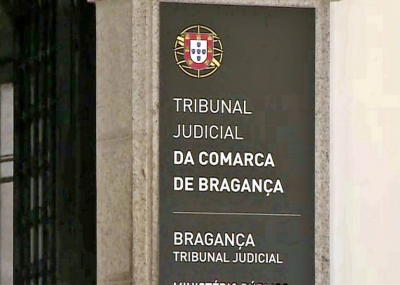Homem julgado em Bragança por esconder cadáver da mãe em casa durante dois anos