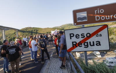 Viticultores deixam carrinhas e tratores e a pé bloqueiam ponte da Régua