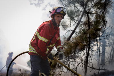 Veículo dos bombeiros ardeu no combate ao fogo em Vila Real