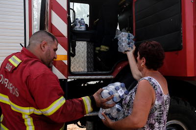 Voluntários de moto distribuem bebidas frescas aos bombeiros em Vila Real