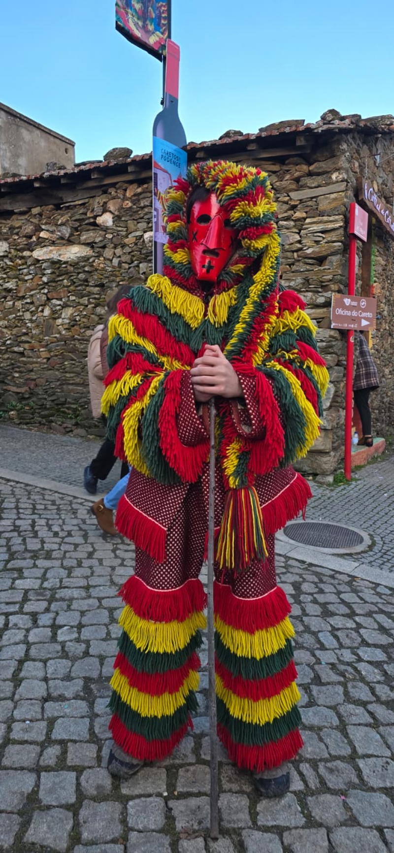 O carnaval de Podence arrancou com belo dia de sol e muitos visitantes