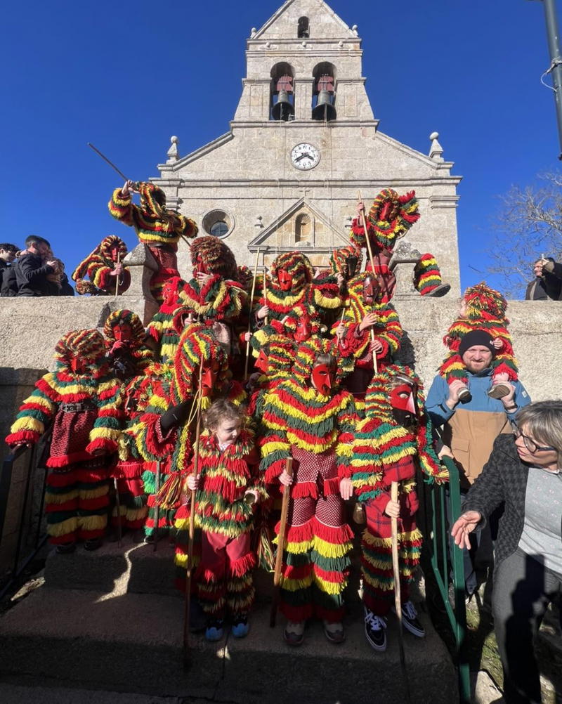 O carnaval de Podence arrancou com belo dia de sol e muitos visitantes