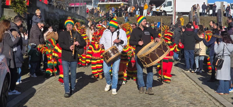 O carnaval de Podence arrancou com belo dia de sol e muitos visitantes