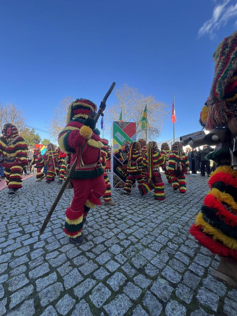 O carnaval de Podence arrancou com belo dia de sol e muitos visitantes