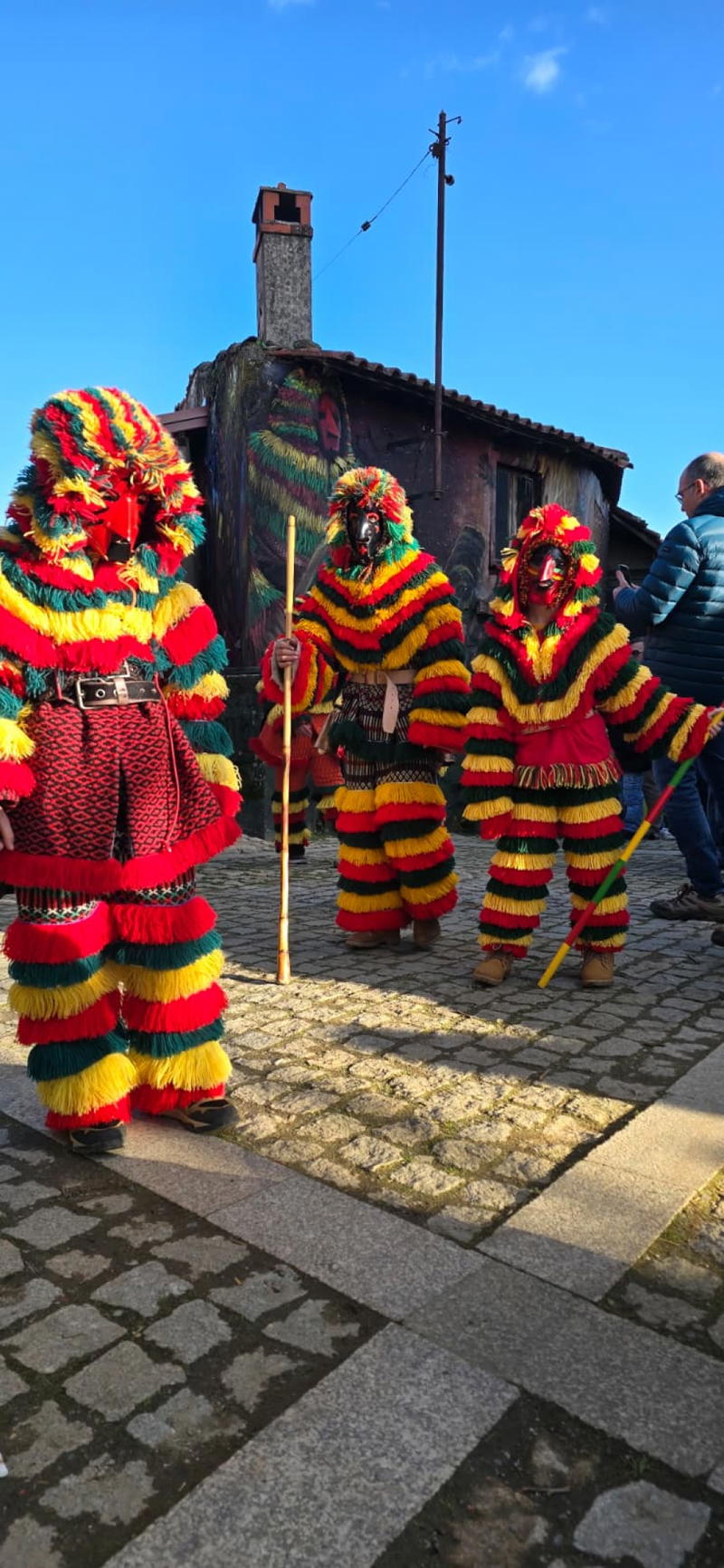 O carnaval de Podence arrancou com belo dia de sol e muitos visitantes
