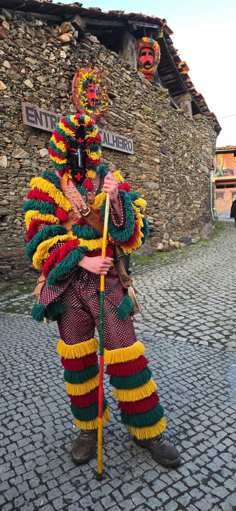 O carnaval de Podence arrancou com belo dia de sol e muitos visitantes