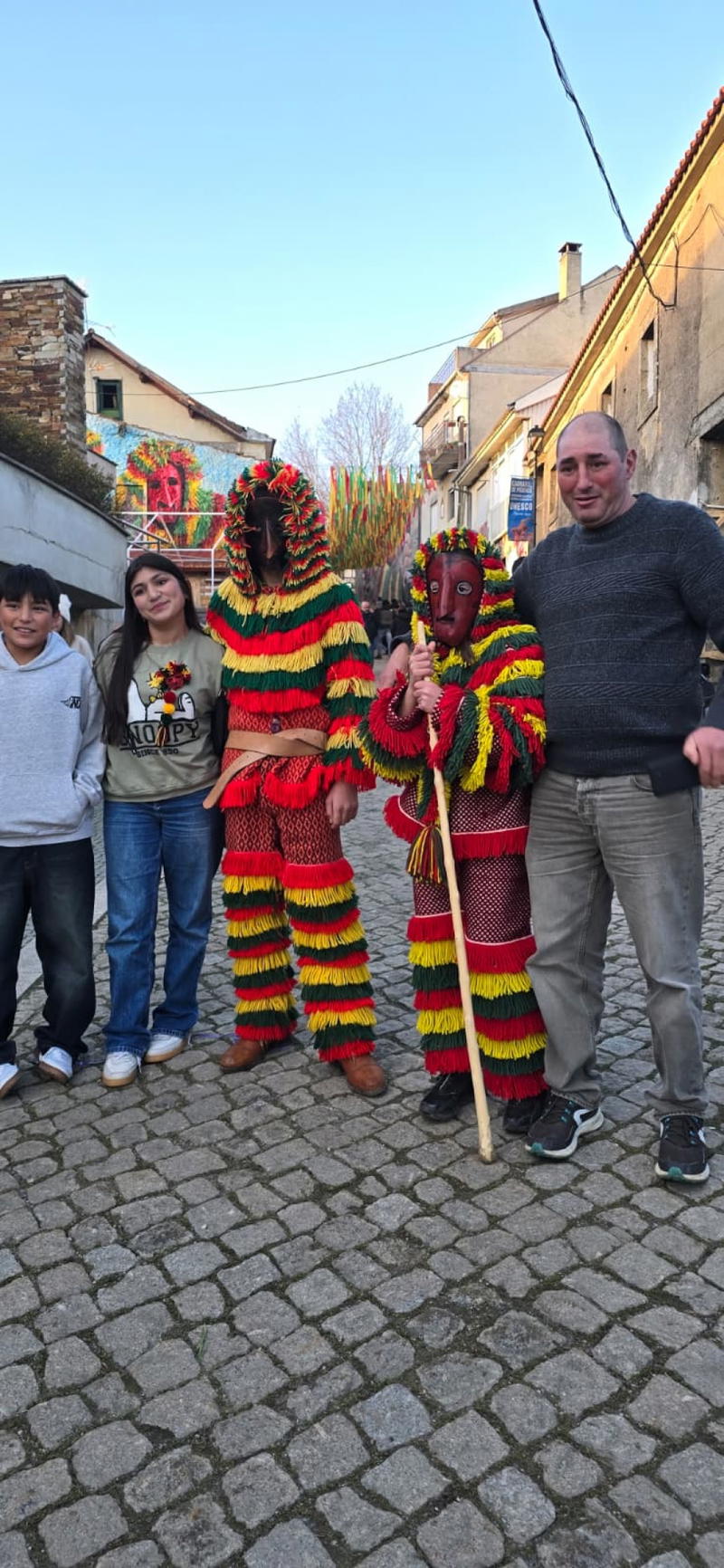 O carnaval de Podence arrancou com belo dia de sol e muitos visitantes