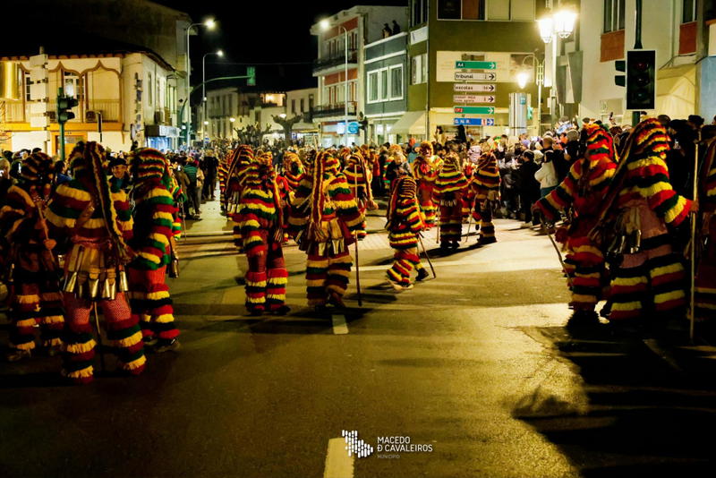 O carnaval de Podence arrancou com belo dia de sol e muitos visitantes