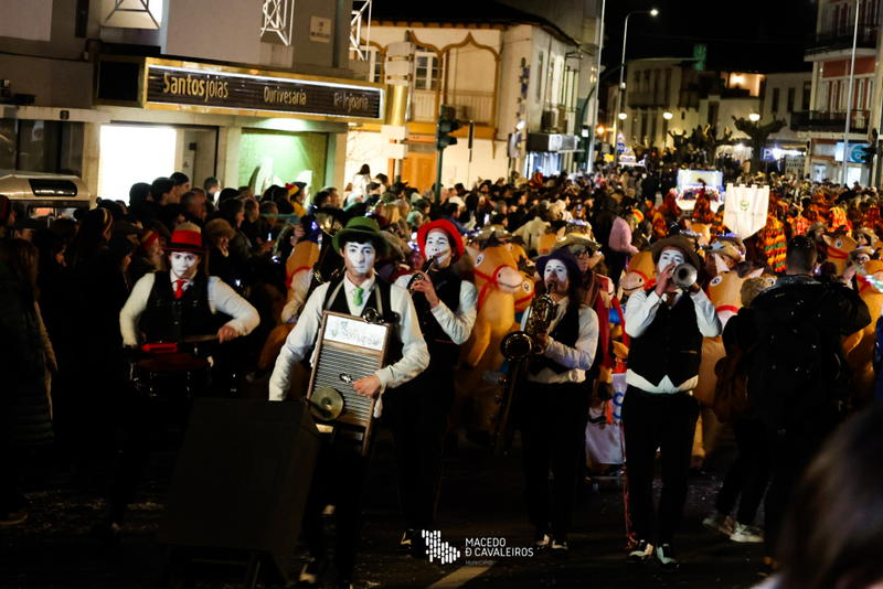 O carnaval de Podence arrancou com belo dia de sol e muitos visitantes