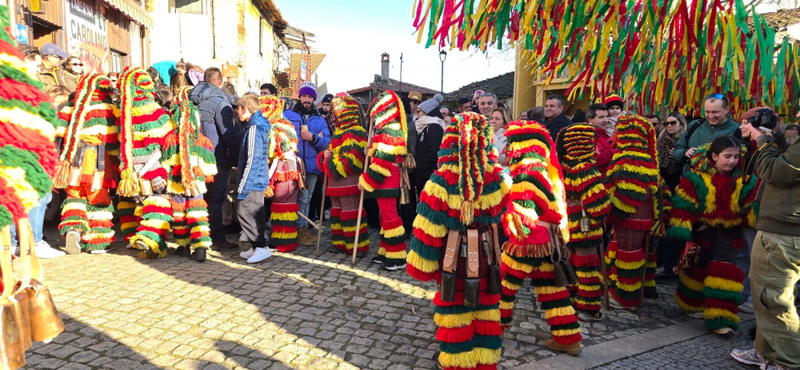 O carnaval de Podence arrancou com belo dia de sol e muitos visitantes