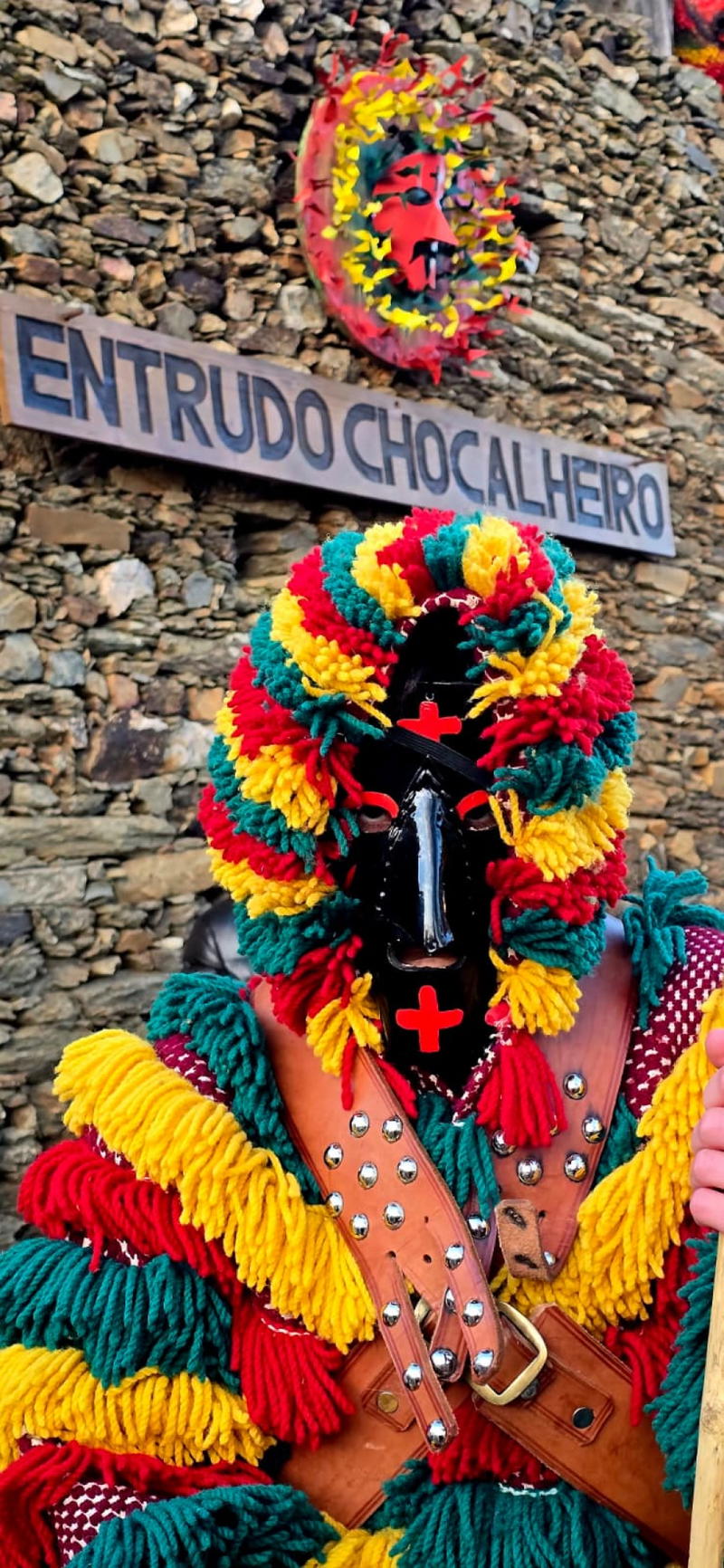 O carnaval de Podence arrancou com belo dia de sol e muitos visitantes