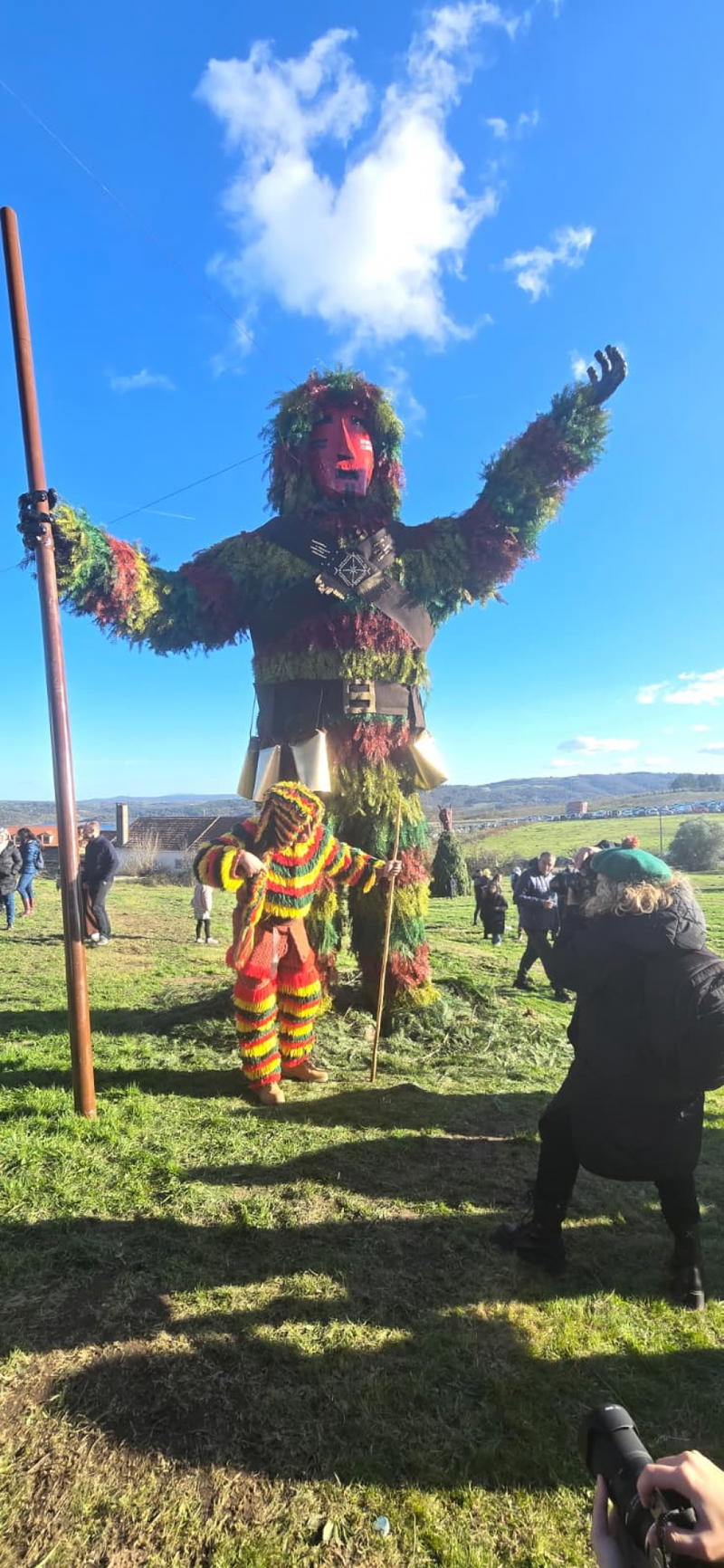 O carnaval de Podence arrancou com belo dia de sol e muitos visitantes