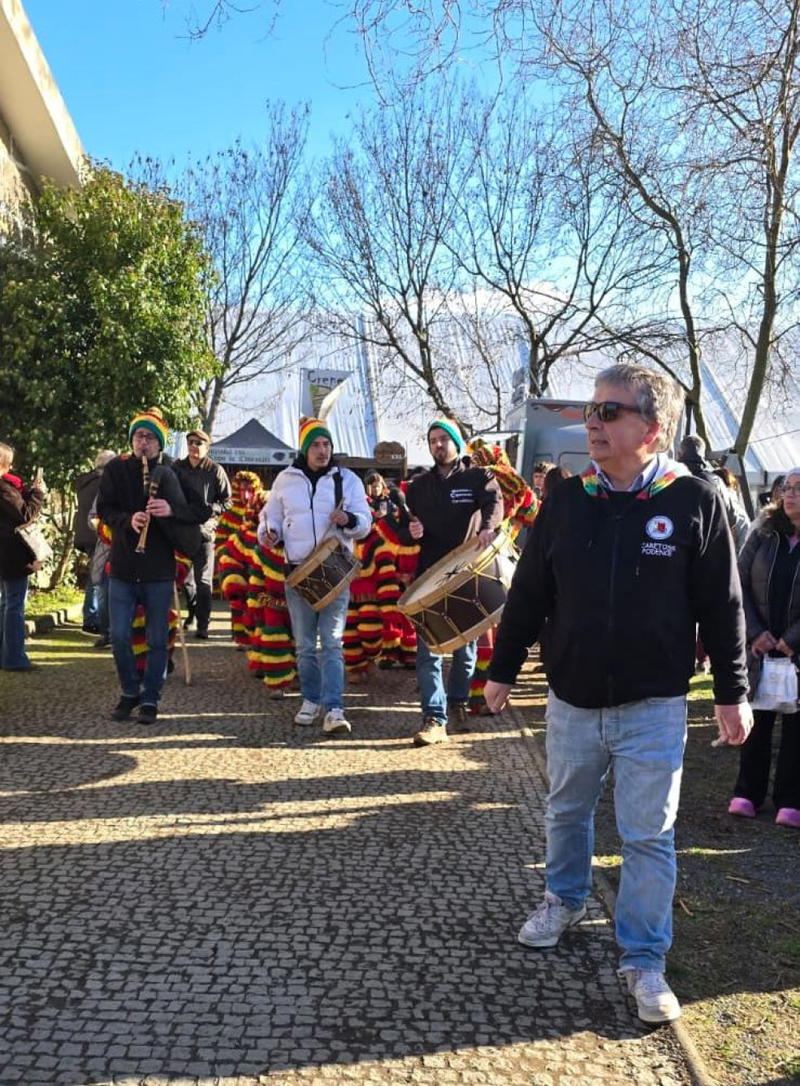 O carnaval de Podence arrancou com belo dia de sol e muitos visitantes