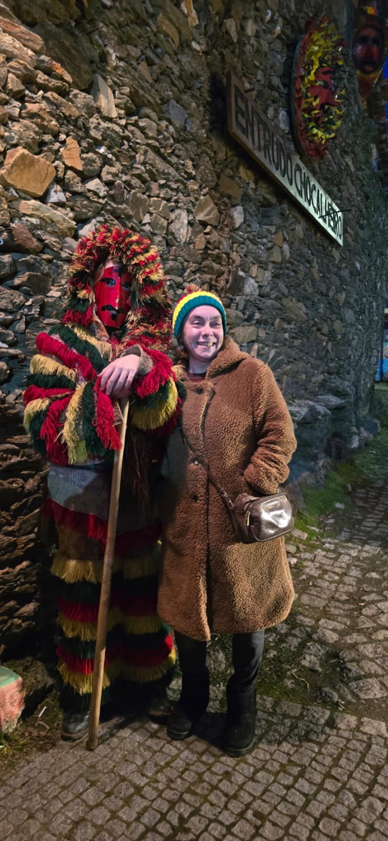 O carnaval de Podence arrancou com belo dia de sol e muitos visitantes