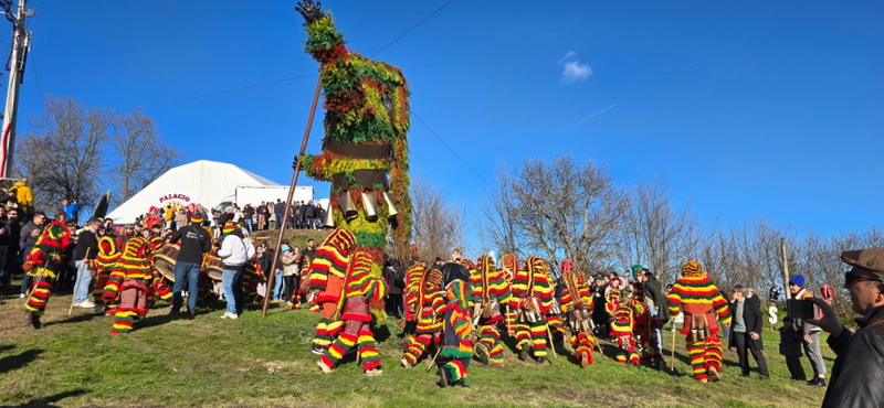 O carnaval de Podence arrancou com belo dia de sol e muitos visitantes
