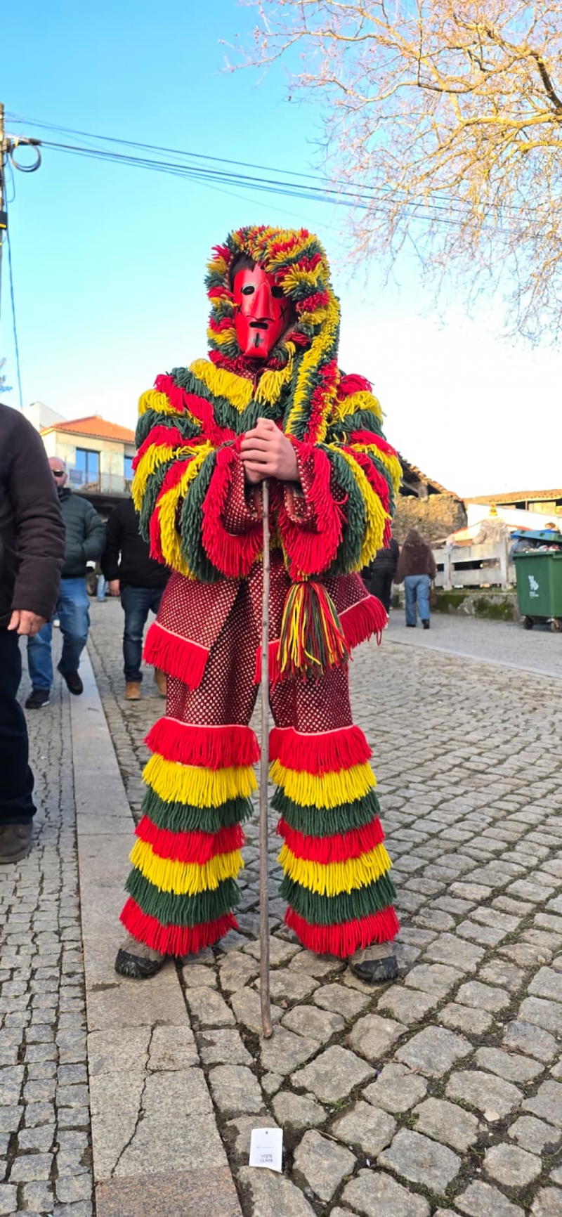 O carnaval de Podence arrancou com belo dia de sol e muitos visitantes