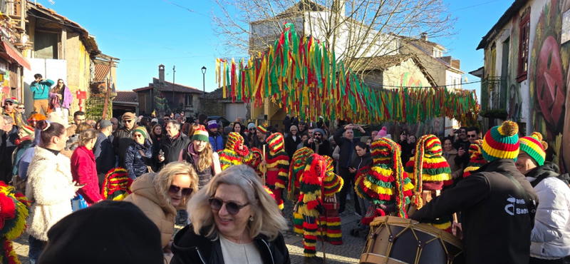 O carnaval de Podence arrancou com belo dia de sol e muitos visitantes