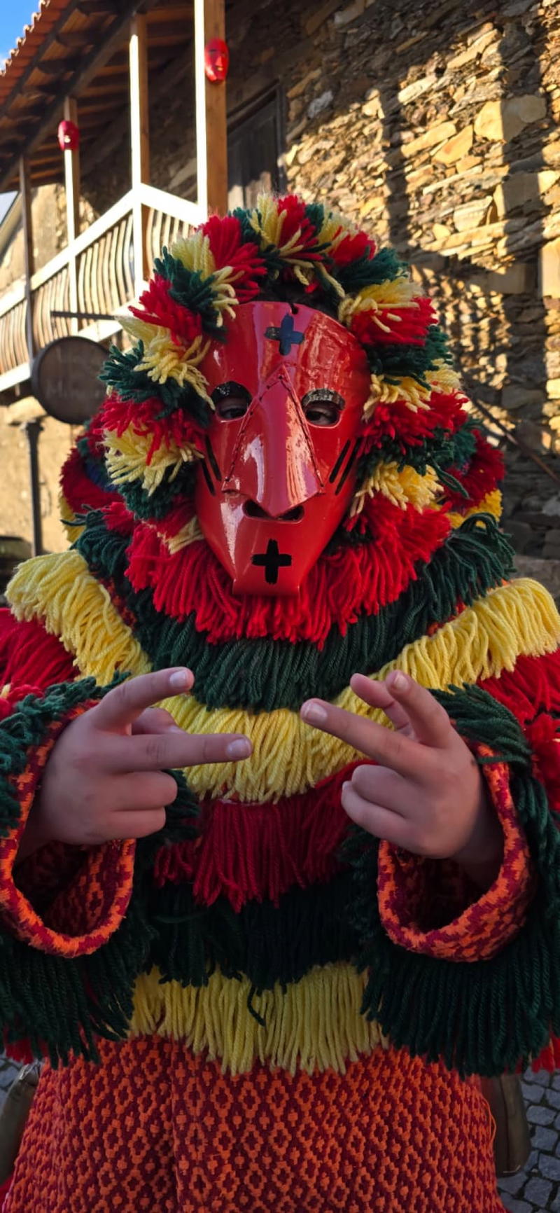 O carnaval de Podence arrancou com belo dia de sol e muitos visitantes