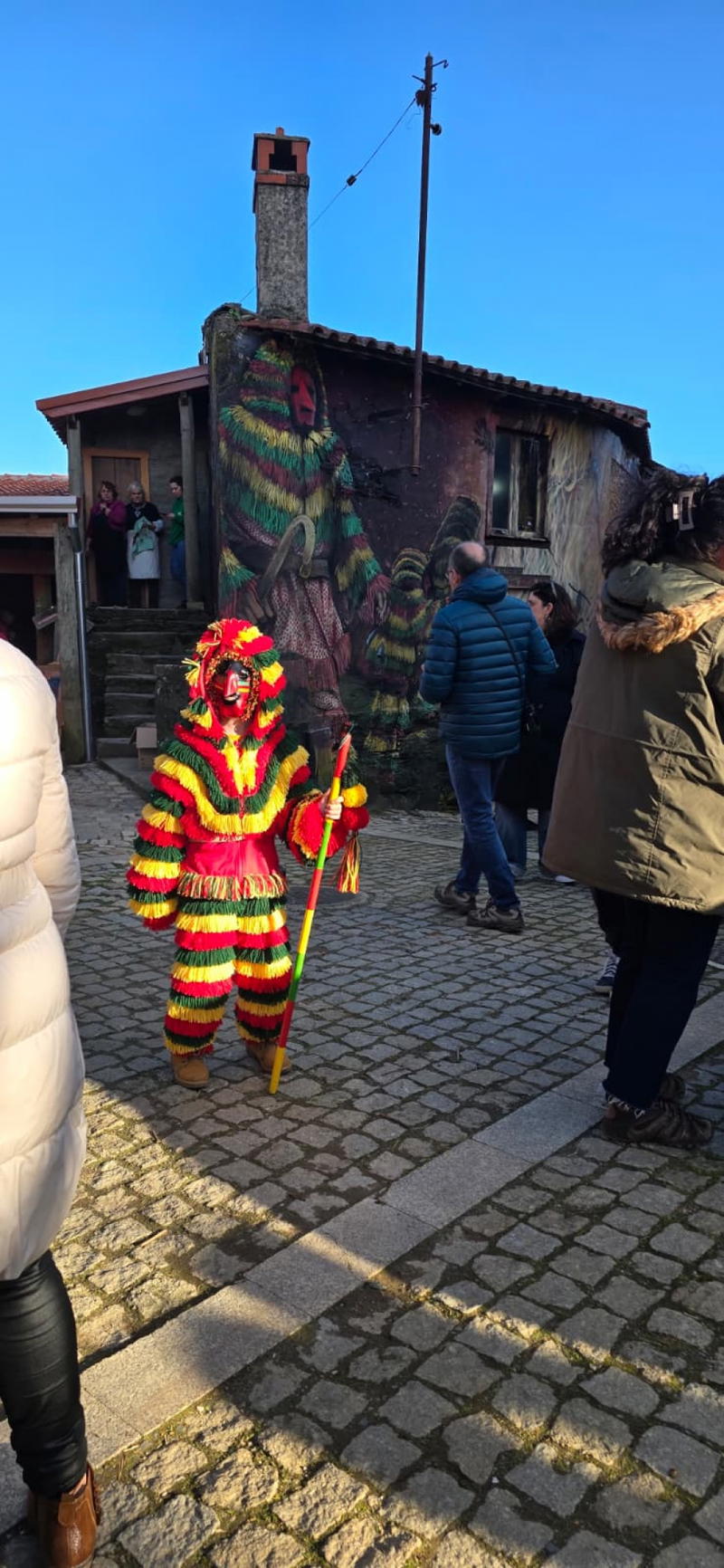 O carnaval de Podence arrancou com belo dia de sol e muitos visitantes