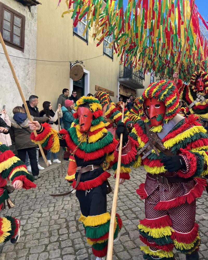 O carnaval de Podence arrancou com belo dia de sol e muitos visitantes