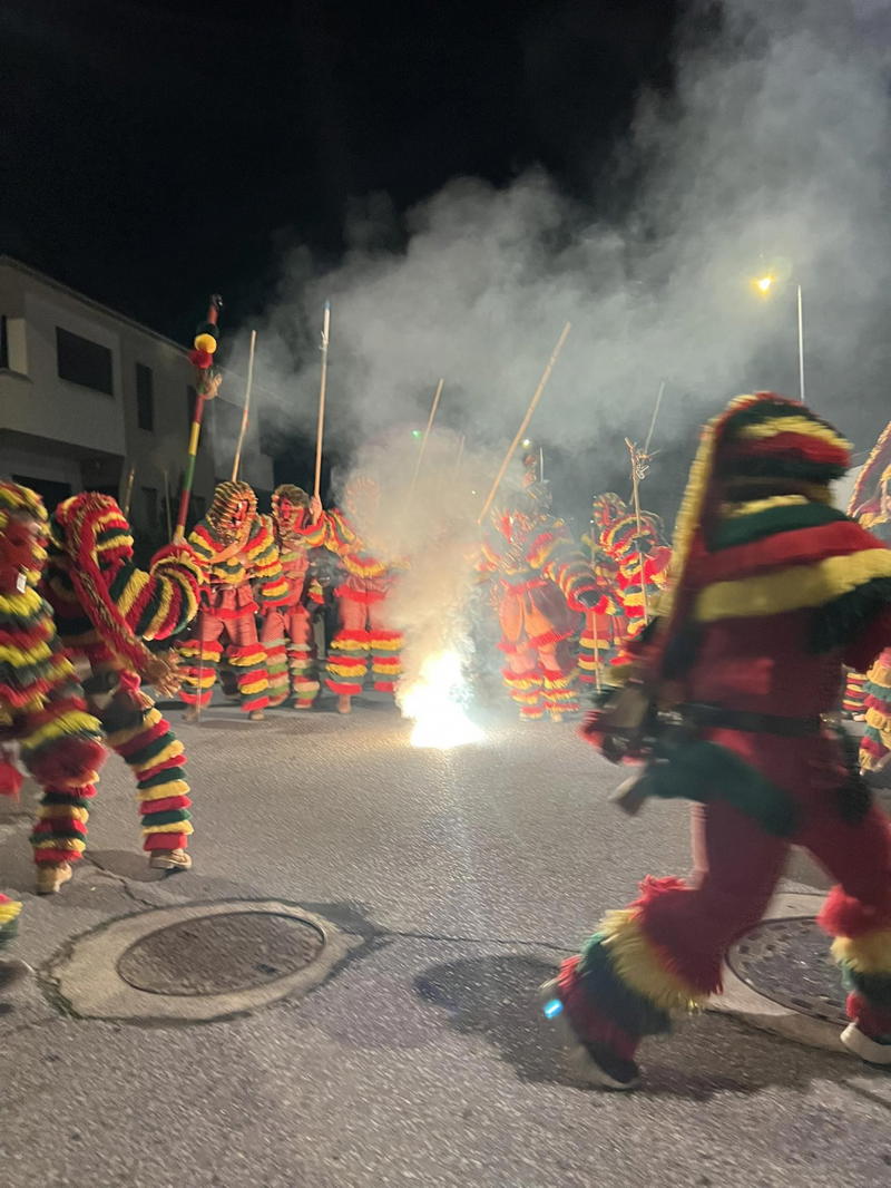 O carnaval de Podence arrancou com belo dia de sol e muitos visitantes