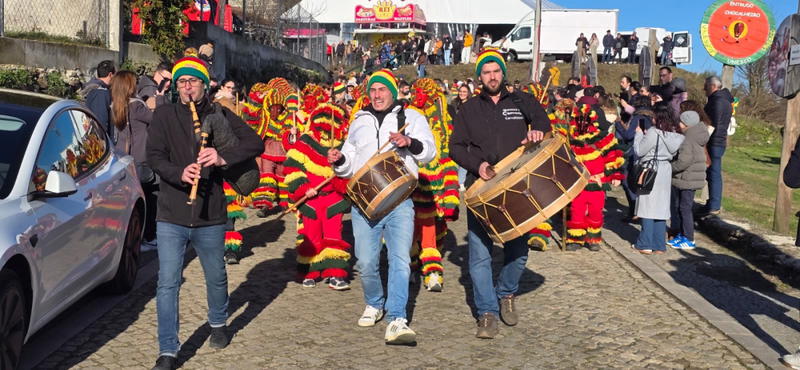 O carnaval de Podence arrancou com belo dia de sol e muitos visitantes