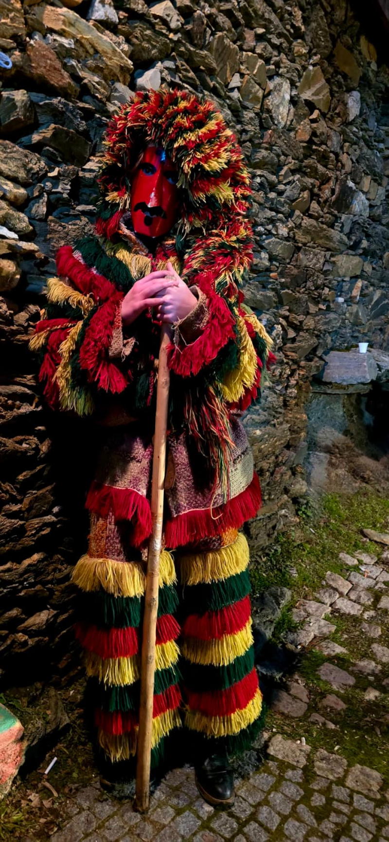 O carnaval de Podence arrancou com belo dia de sol e muitos visitantes