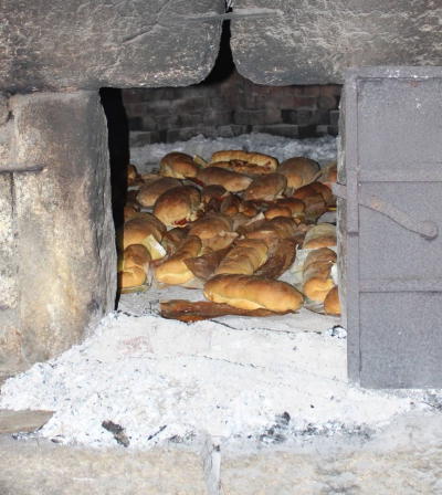 Forno do povo coze o tradicional folar da Páscoa em aldeia de Montalegre