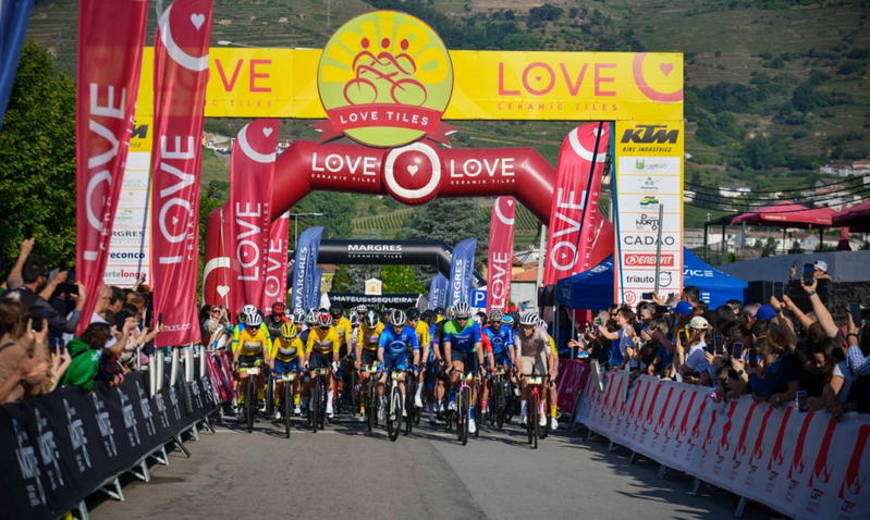 Pepe e Rui Costa 'apadrinham' vitória de Gonçalo Freitas e Ana Caramelo no Douro Granfondo