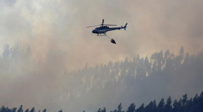Uma centena de operacionais combatem fogo em Freixo de Espada à Cinta