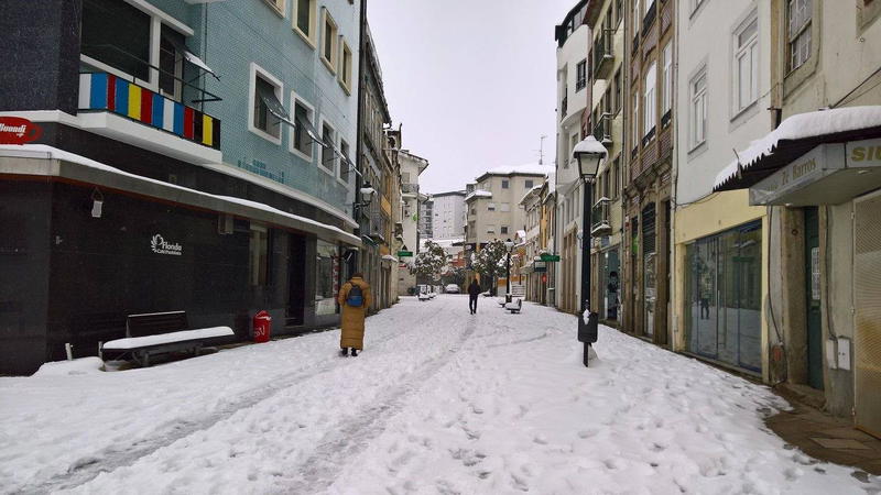Estradas cortadas e escolas fechadas devido à queda de neve em Bragança