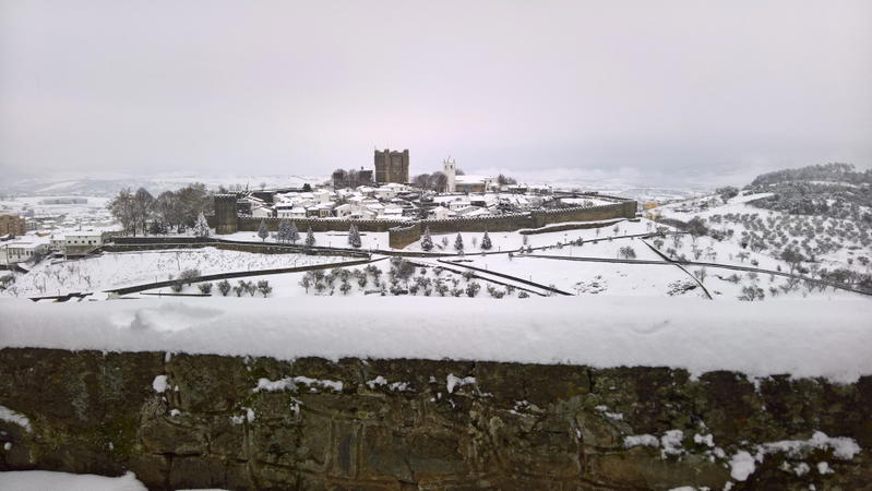 Estradas cortadas e escolas fechadas devido à queda de neve em Bragança