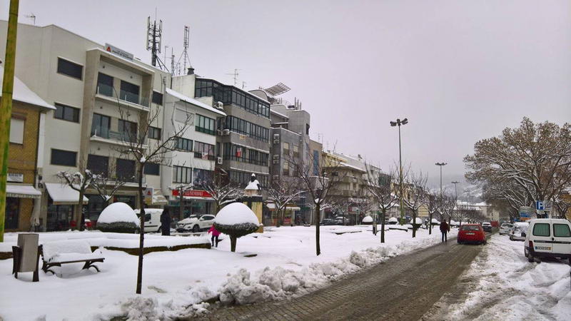 Estradas cortadas e escolas fechadas devido à queda de neve em Bragança