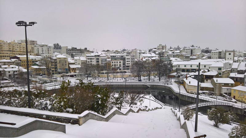 Estradas cortadas e escolas fechadas devido à queda de neve em Bragança
