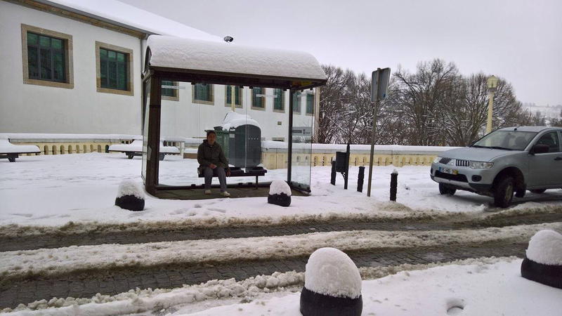 Estradas cortadas e escolas fechadas devido à queda de neve em Bragança